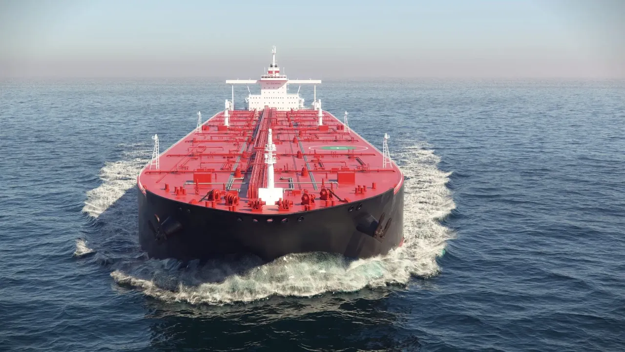 Un pétrolier en route en mer