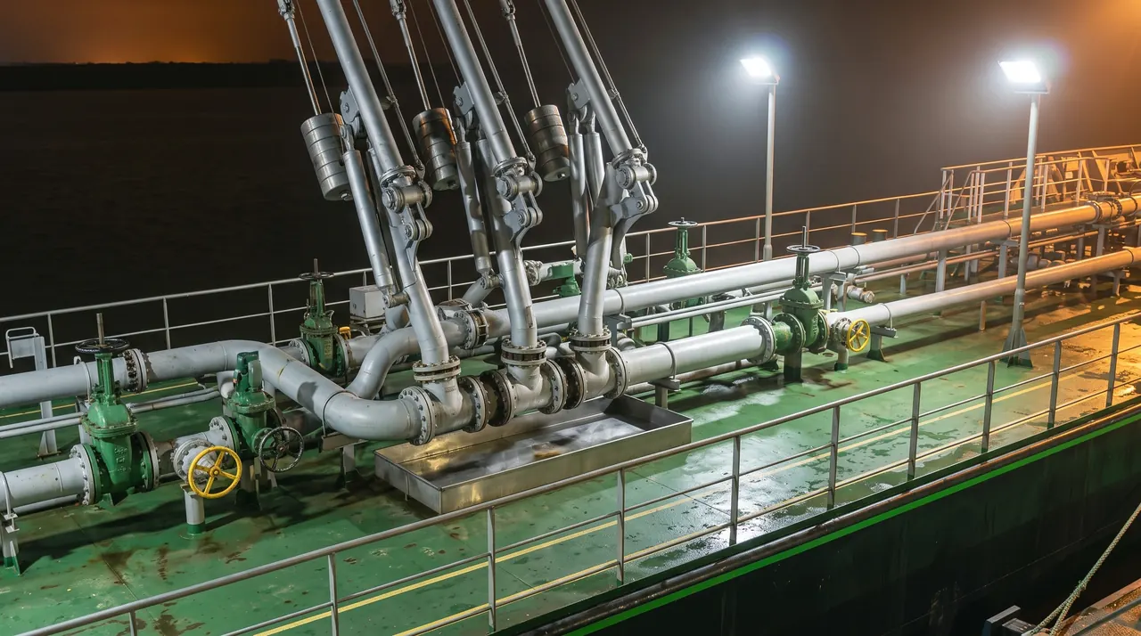 Loading arms coupled to the manifold of the LARFI tanker